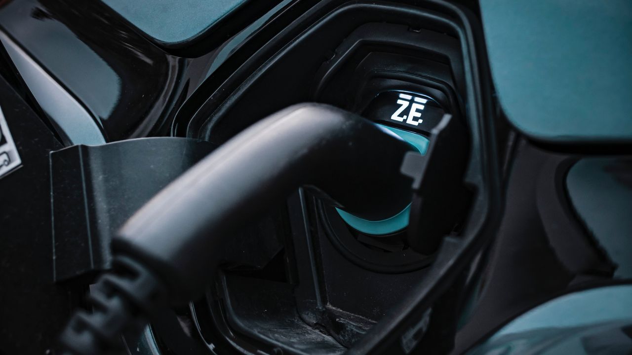 Detail eines E-Autos welches gerade geladen wird