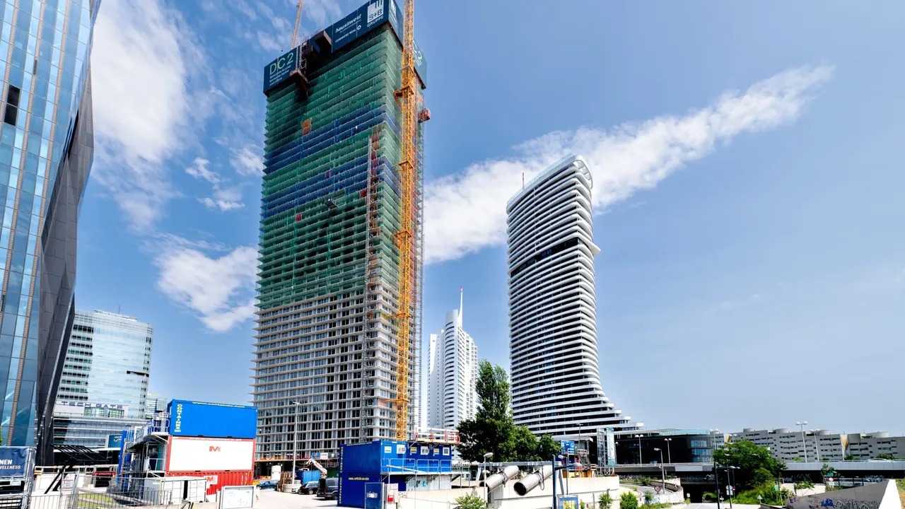 Es wird der Bautenstand des hausInvest Bauvorhabens DC 2 Tower in Wien dargestellt. 