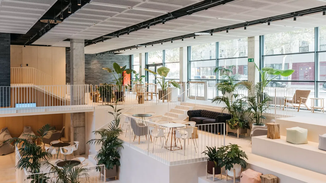 Smart Living Objekt Pallars in Barcelona Innenansicht mit Atrium
