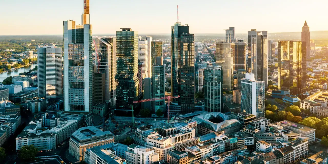 Eine Drohnenaufnahme der Frankfurter Skyline worin sich die hausInvest Immobilie Omniturm befindet.
