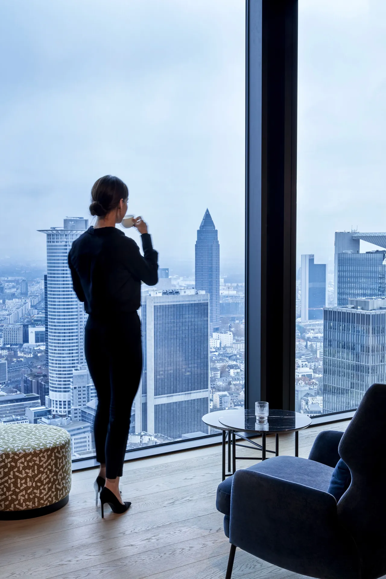 Innenansicht: Es wird eine Frau in der hausInvest Immobilie Omniturm in Frankfurt am Main abgebildet