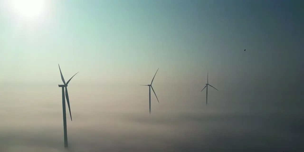 Es wir der klimaVest Windenergiepark Duben im Nebel dargestellt.