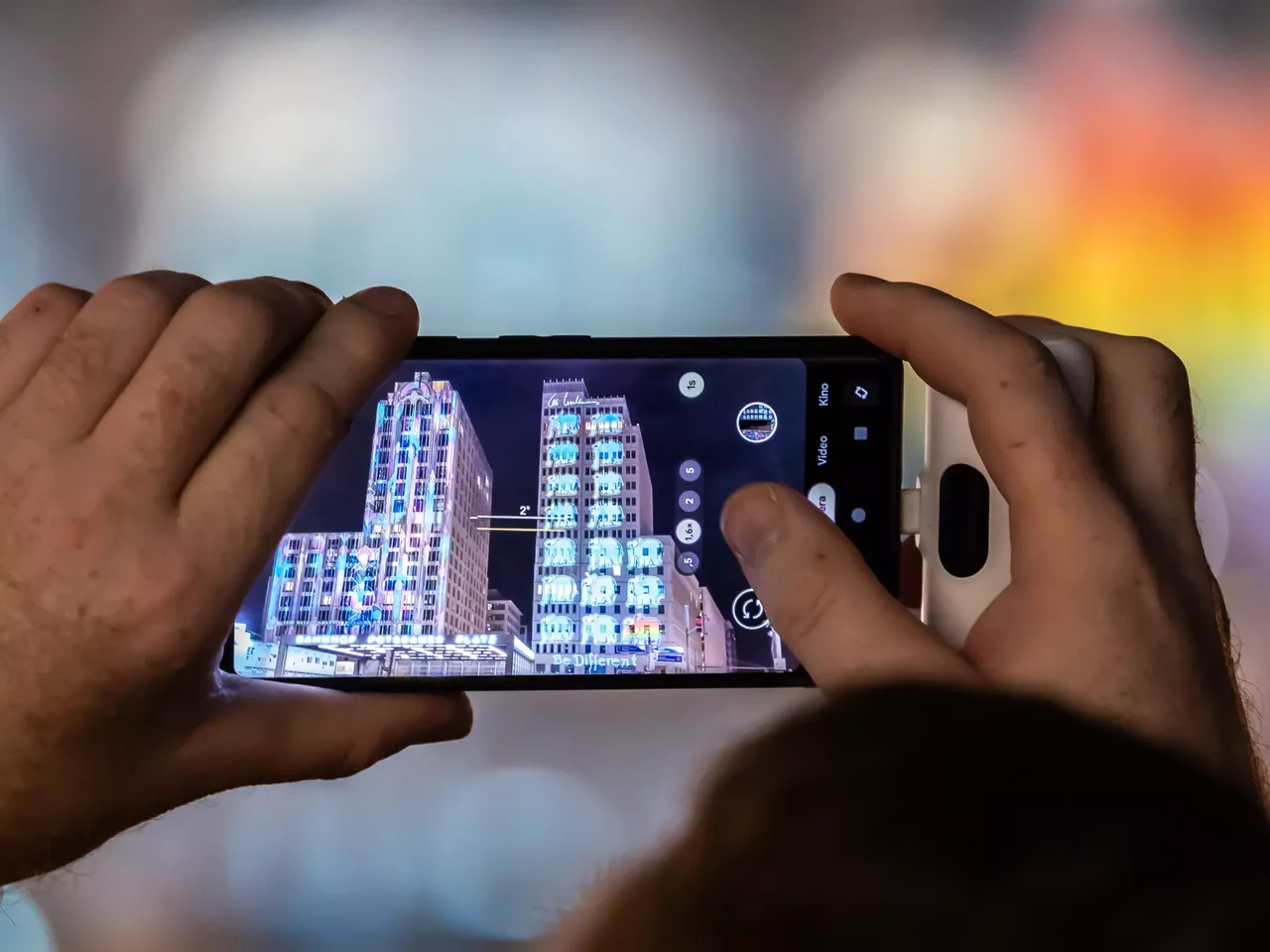 Es wird das Festival of Lights 2023 in Berlin mit der illuminierten hausInvest Immobilie P5 am Potsdamer Platz in Berlin dargestellt.