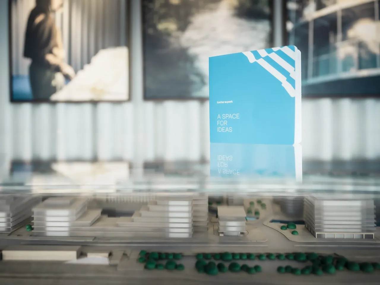 Im Rahmen der Eröffnung der KI-Fabrik am Tucherpark im Eisbachviertel in München ist ein Modell und eine Broschüre des Tucherparks dargestellt.