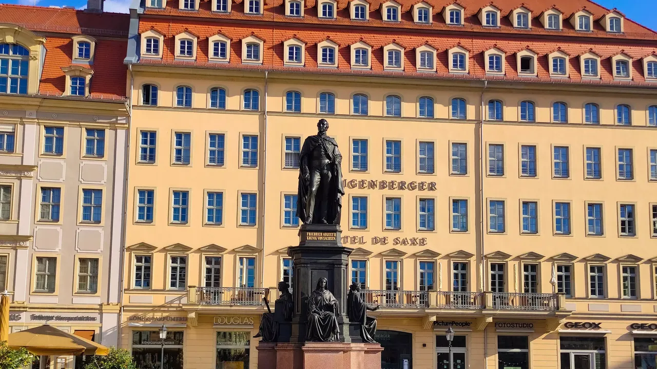 Es wird die hausInvest Immobilie Hotel de Saxe gegenüber der Dresdner Frauenkirche dargestellt.