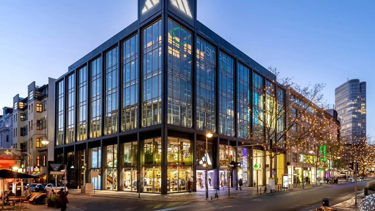 Außenansicht: Es wird die Fassade der hausInvest Immobilie Adidas-Haus in Berlin abgebildet