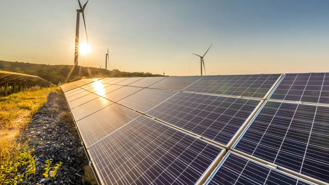 Solarpanel und Windrad bei Sonnenuntergang