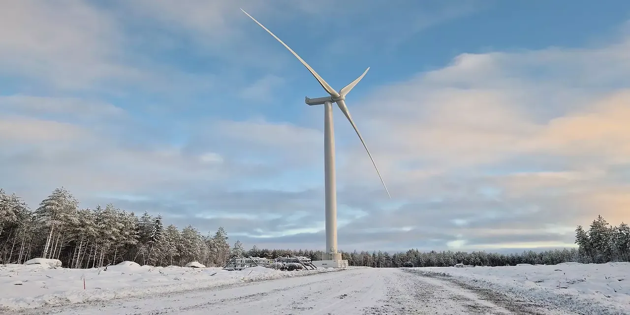Es wird in einer Schneelandschaft der Windpark Torvenkylä dargestellt. 