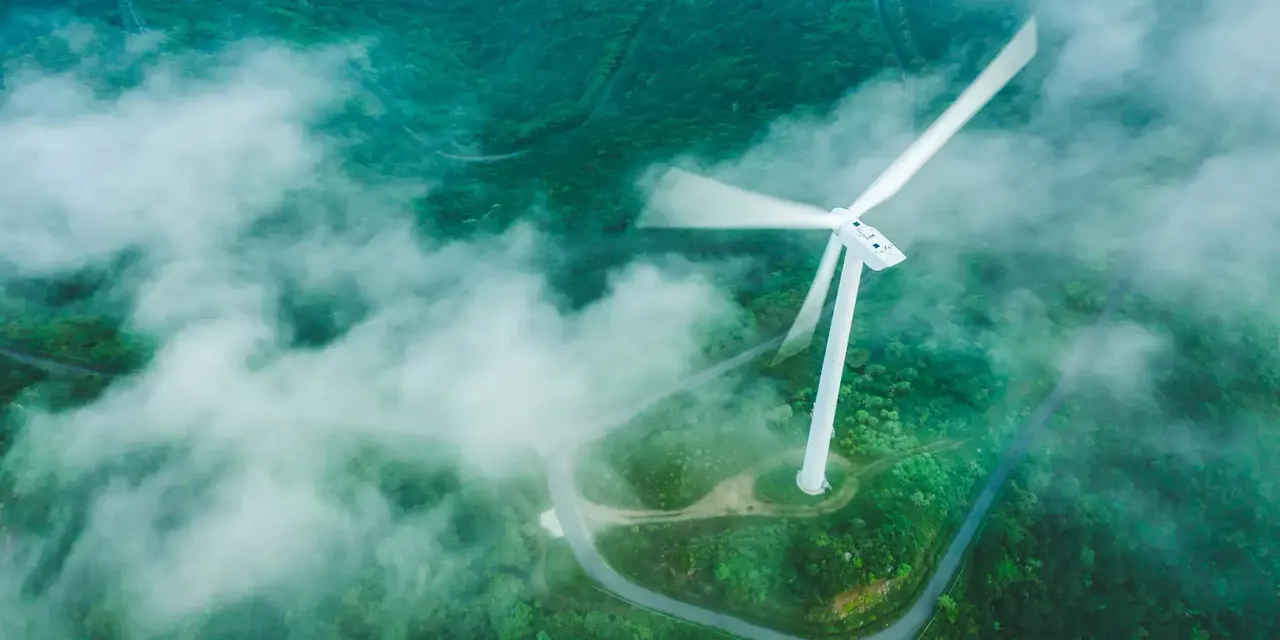 Windrad aus Vogelperspektive mit Nebel