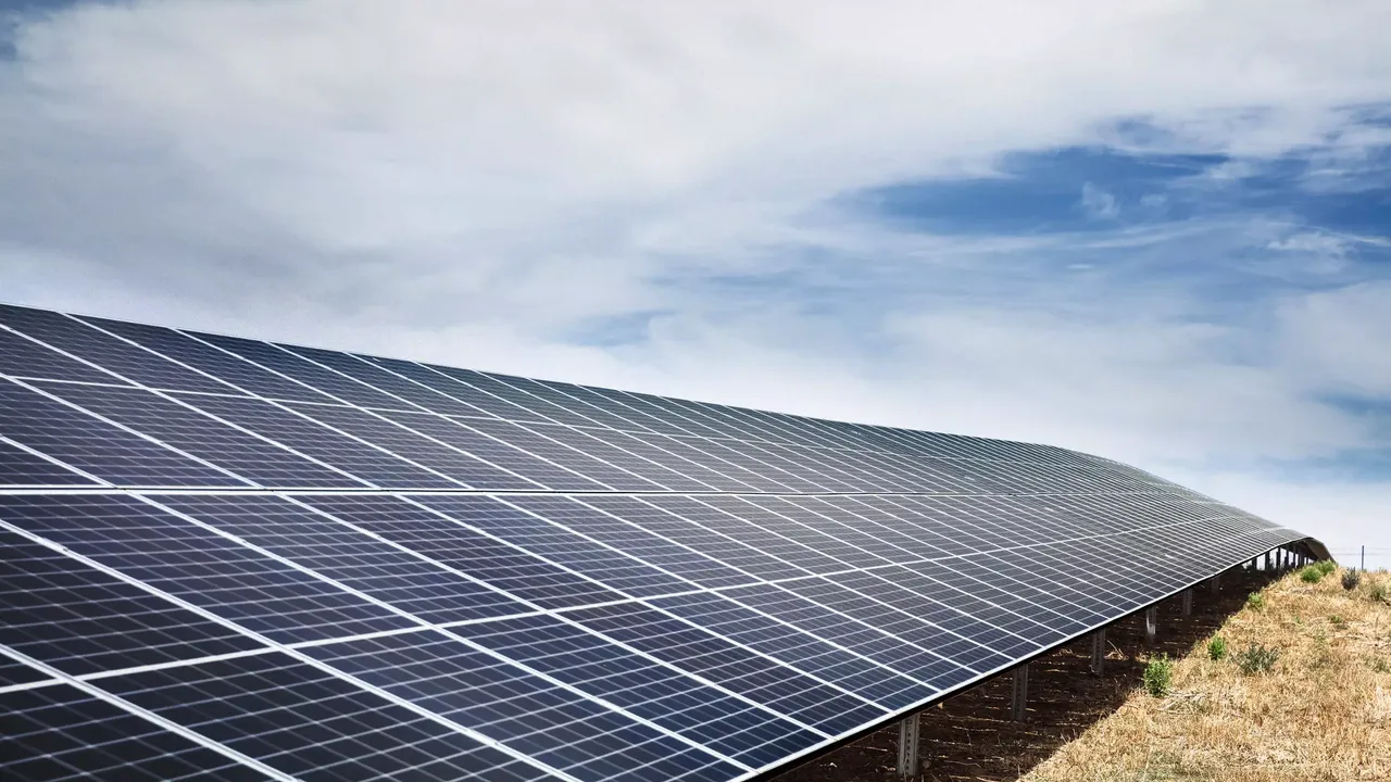 Nahaufnahme eines
  Solarpanels des klimaVest-Assets: Solarpark Tordesillas.