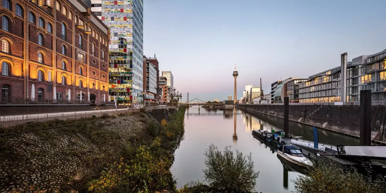 Es wird die Außenfassade der hausInvest Immobilie Speditionsstraße in Düsseldorf abgebildet