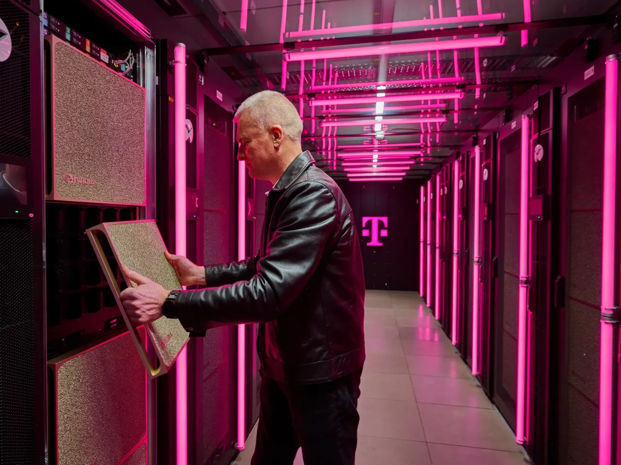 Es wird im Datencenter der KI-Fabrik am Tucherpark im Eisbachviertel, Andreas Falkner dargestellt, der verantwortlich für die KI-Fabrik ist.