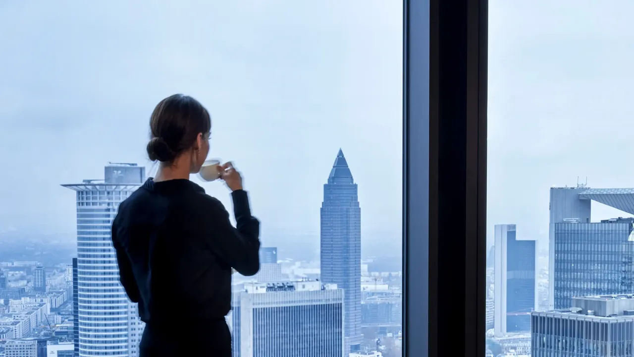 Innenansicht: Es wird eine Frau in der hausInvest Immobilie Omniturm in Frankfurt am Main abgebildet