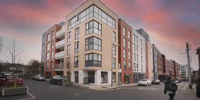 Es wird die Aussenfassade der Commerz Real Immobilie Swuite in Dublin dargestellt.