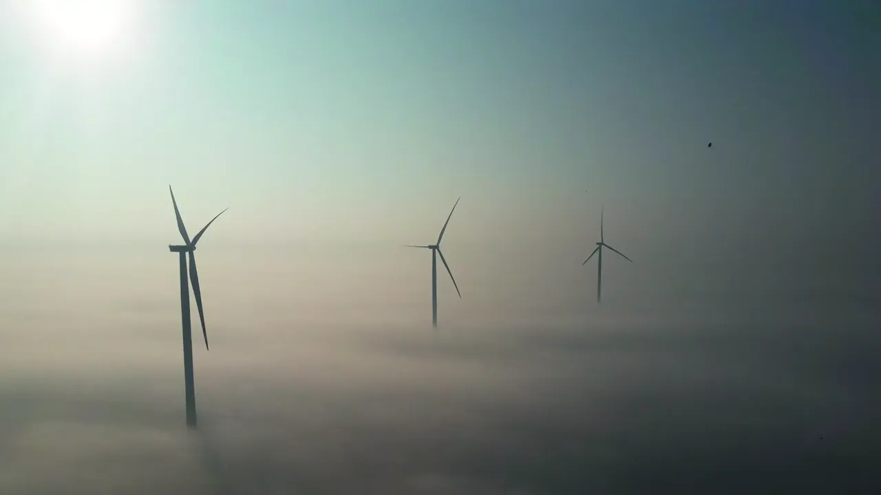 Es wir der klimaVest Windenergiepark Duben im Nebel dargestellt.