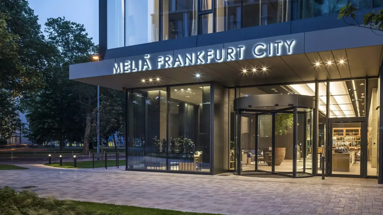 Außenansicht: Es wird der Hoteleingang der hausInvest Immobilie Meliá Hotel Frankfurt City in Frankfurt am Main abgebildet