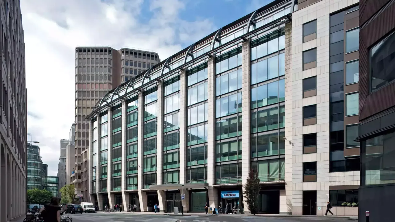 Außenansicht: Es wird die Fassade der hausInvest Immobilie Athene Place in London abgebildet
