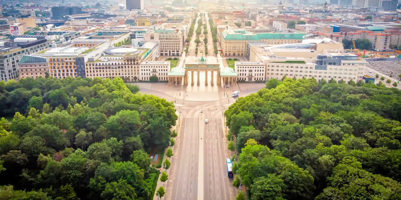 Es wird eine Übersicht über die Stadt Berlin dargestellt, im Vordergrund das Brandenburger Tor. 
