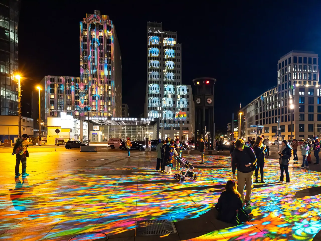 Es wird das Festival of Lights 2023 in Berlin mit der illuminierten hausInvest Immobilie P5 am Potsdamer Platz in Berlin dargestellt.