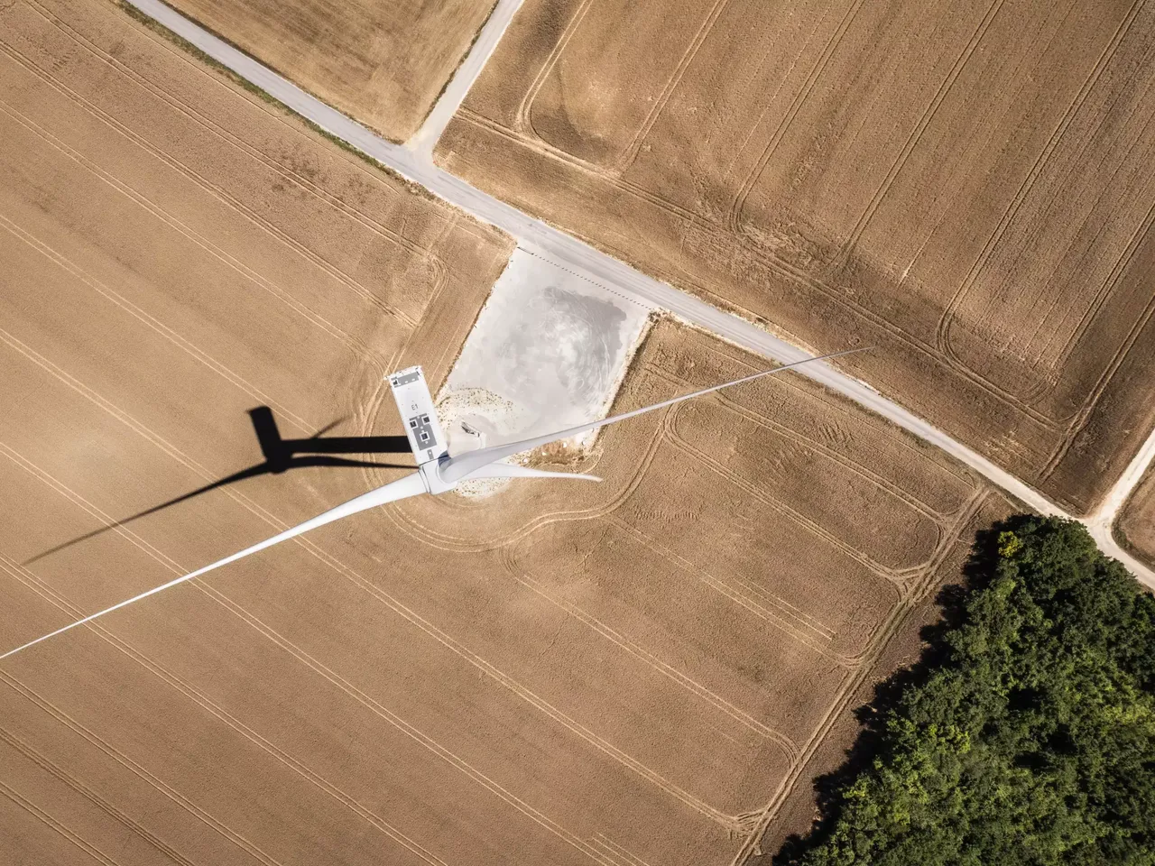 klimaVest: Luftaufnahme eines Windrades im Windpark ToutVent