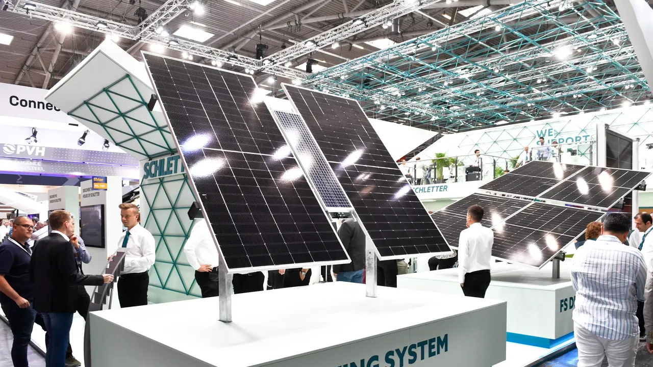 Es wir ein großes Solarpanel auf der internationalen Messe Intersolar Europe in München dargestellt.g