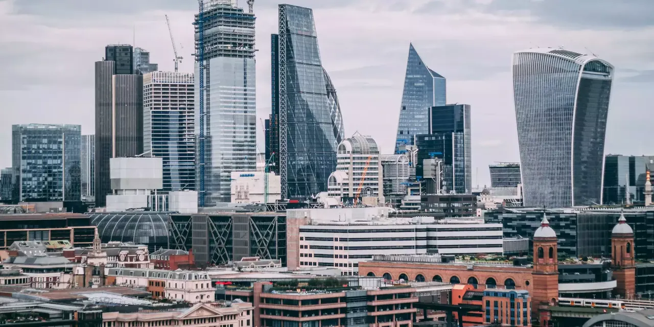 Es wird die Skyline der City of London dargestellt.