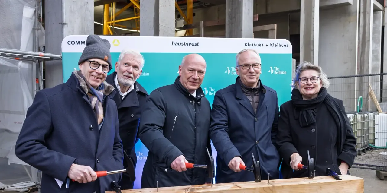 Es werden unter anderem Andreas Rauch, stellvertretend für die Commerz Real, sowie Berlins Regierender Bürgermeister Kai Wegener auf dem Richtfest der 