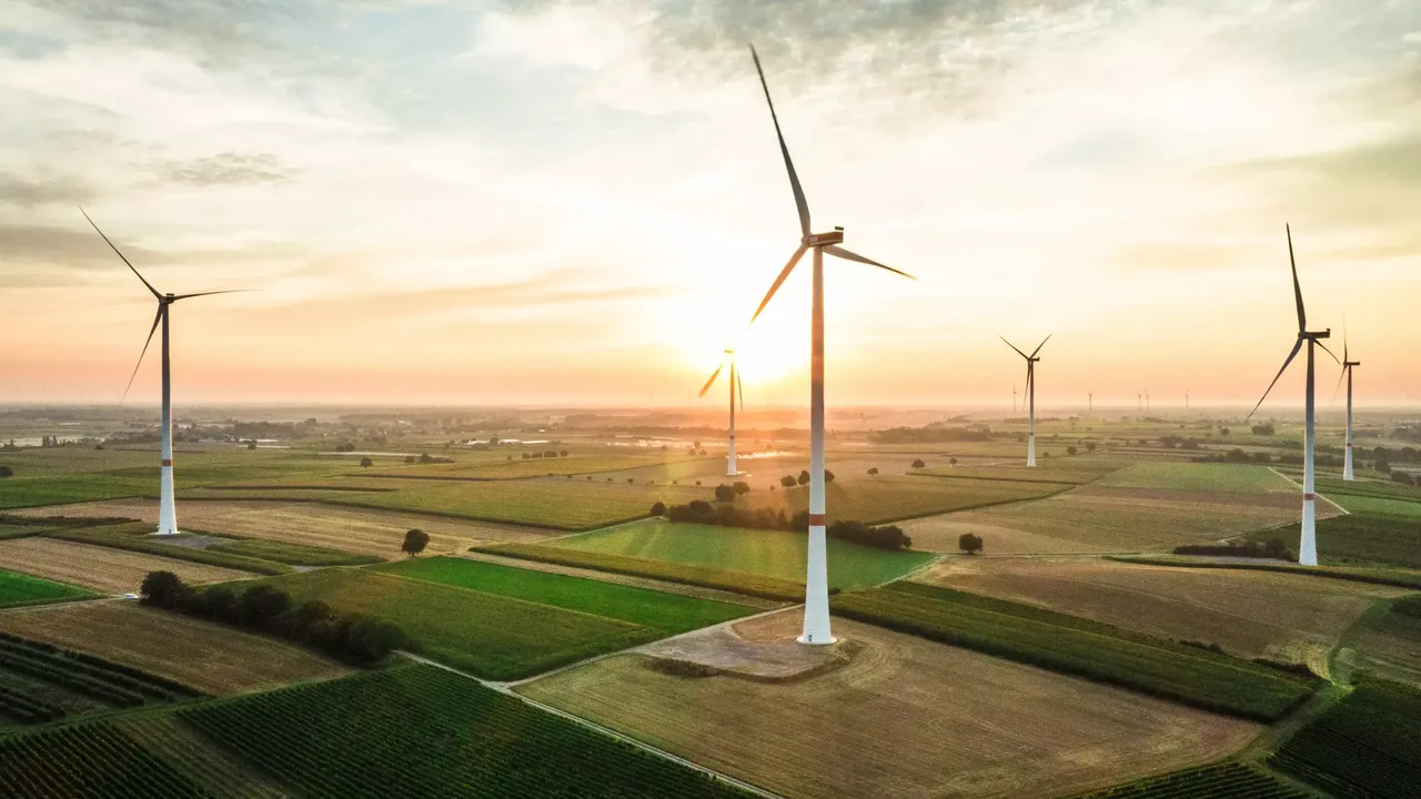 Luftaufnahme des
  klimaVest-Assets Windparks Freckenfeld in der Abenddämmerung.