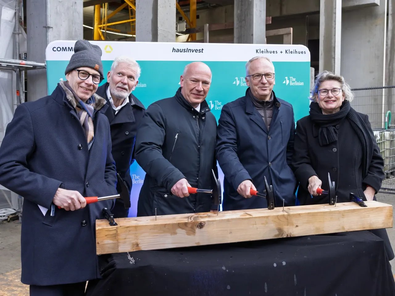 Es werden unter anderem Andreas Rauch, stellvertretend für die Commerz Real, sowie Berlins Regierender Bürgermeister Kai Wegener auf dem Richtfest der 