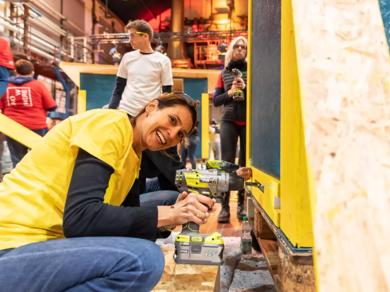 Social Day: Commerz Real Mitarbeiter bauen in Teamarbeit Little Home Obdachlosen-Unterkünfte