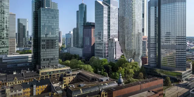Es wird eine Visualisierung des Hochhausneubaus am historischen Kaiser-Karree in Frankfurt am Main dargestellt. Henning Larsen Architects setzte sich als Sieger im Archtitektenwettbewerb durch, die Jury wurde unter anderem von der Investoren Commerz Real und Tishman Speyer vertreten.