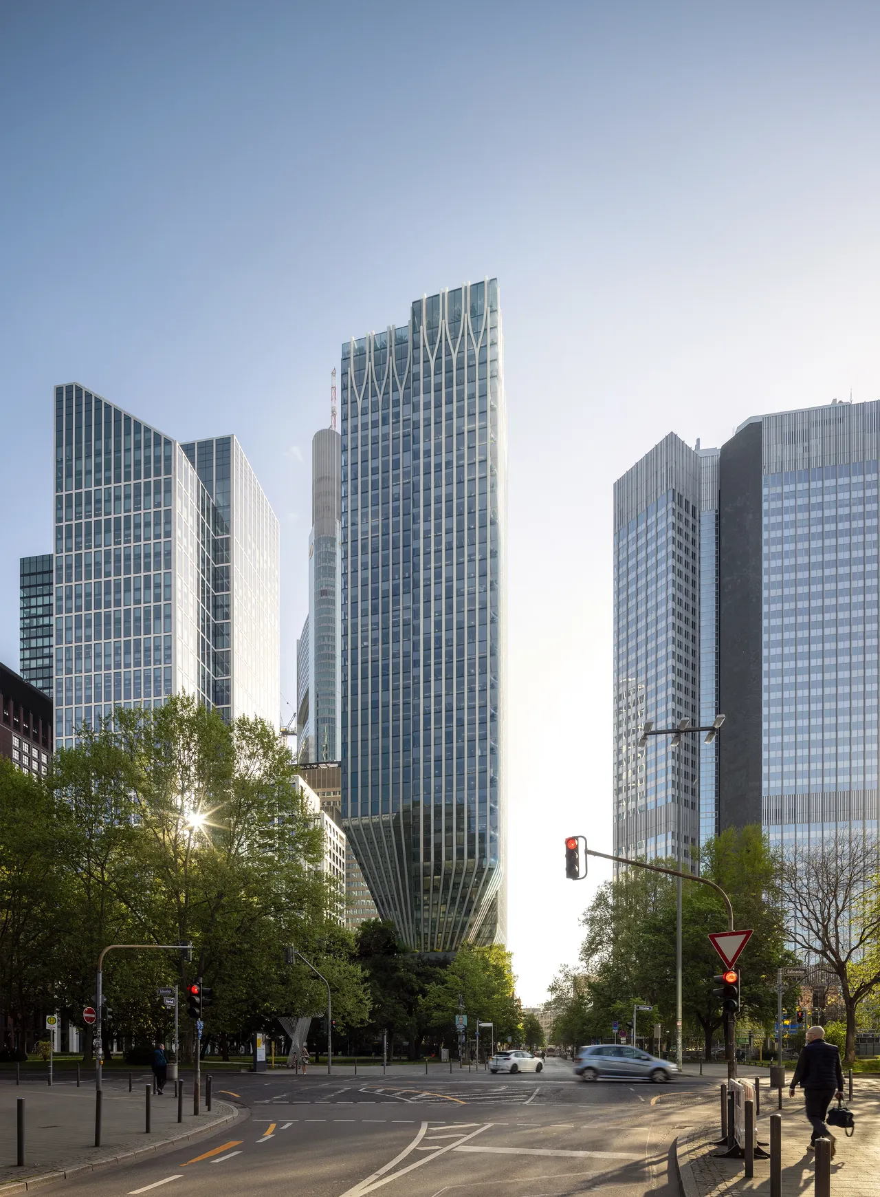 Es wird eine Visualisierung des Hochhausneubaus am historischen Kaiser-Karree in Frankfurt am Main dargestellt. Henning Larsen Architects setzte sich als Sieger im Archtitektenwettbewerb durch, die Jury wurde unter anderem von der Investoren Commerz Real und Tishman Speyer vertreten.