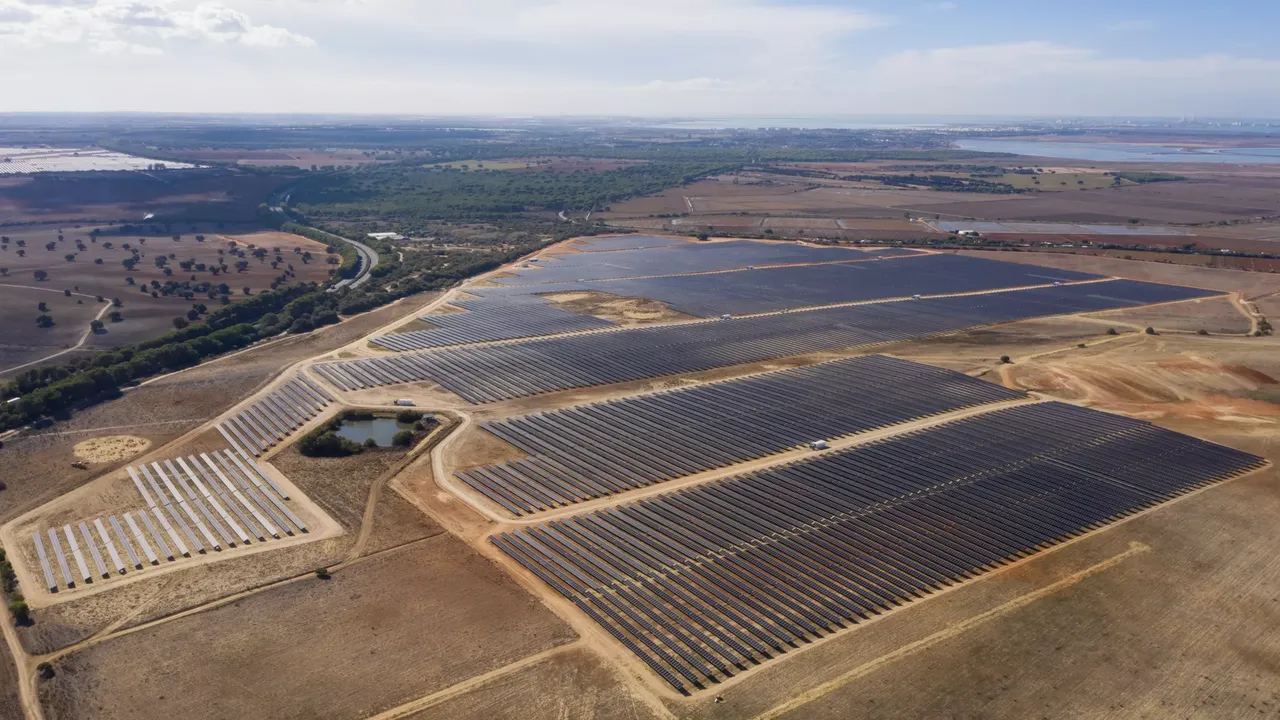 Es wird der klimaVest Solarpark im spanischen Cadiz dargestellt.