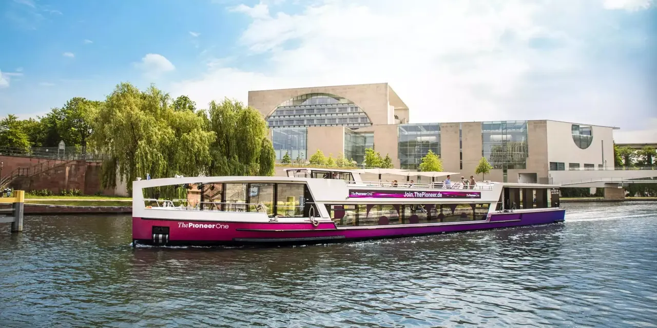 Rendering der PioneerOne Redaktionsschiff auf der Berliner Spree vor der Kulisse des Regierungsviertels