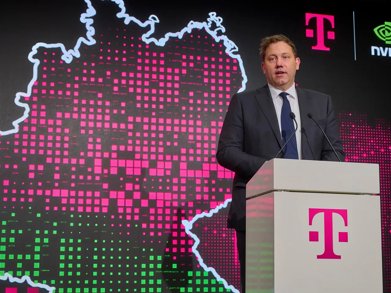 Im Rahmen der Eröffnung der KI-Fabrik am Tucherpark im Eisbachviertel in München wird Bundesfinanzminister Lars Klingbeil bei seiner Rede dargestellt.