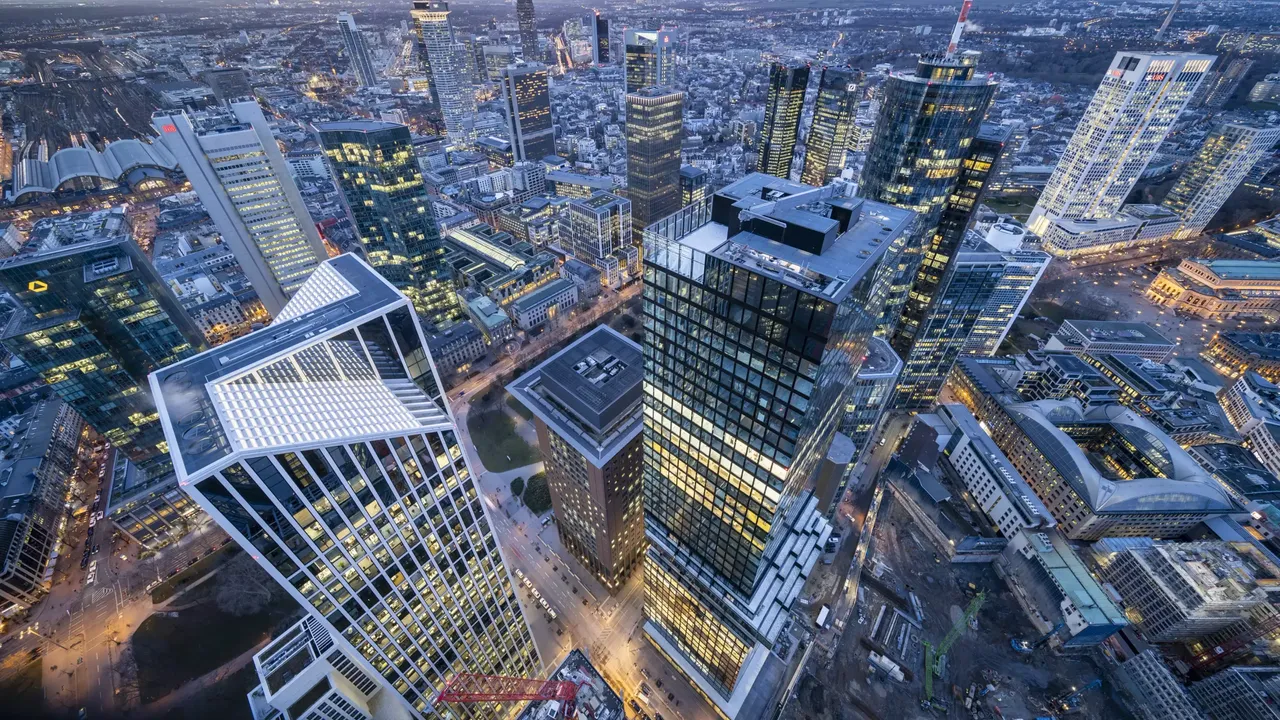 Die hausInvest Immobilie Omniturm in Frankfurt am Main bei Nacht mit Panoramablick auf die Skyline von Frankfurt am Main