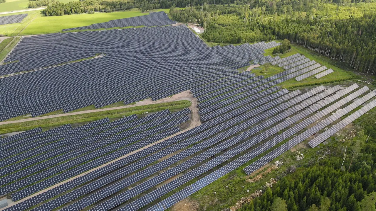 Es wird aus der Vogelperspektive der schwedische Commerz Real Solarpark King´s Roar dargestellt..JPG