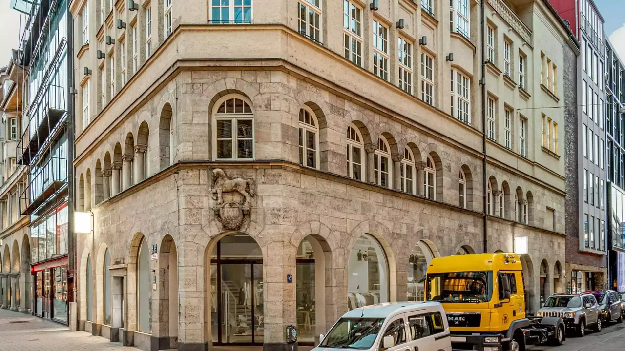 Außenansicht: Es wird die Fassade der hausInvest Immobilie Sendlinger in München abgebildet