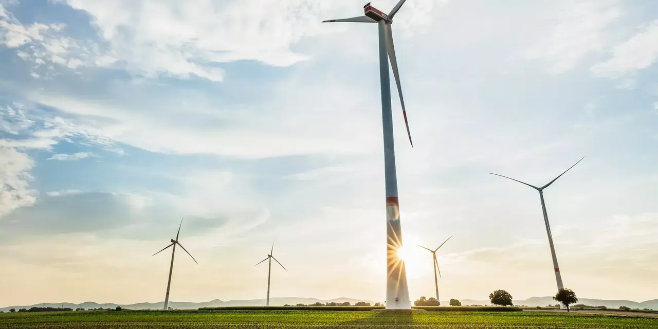 Aufnahme von fünf
  Windrädern des klimaVest-Assets Windpark Freckenfeld im Sonnenlicht.