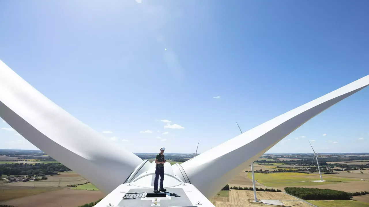 klimaVest: Ein Arbeiter auf einem Windrad im Windpark ToutVent