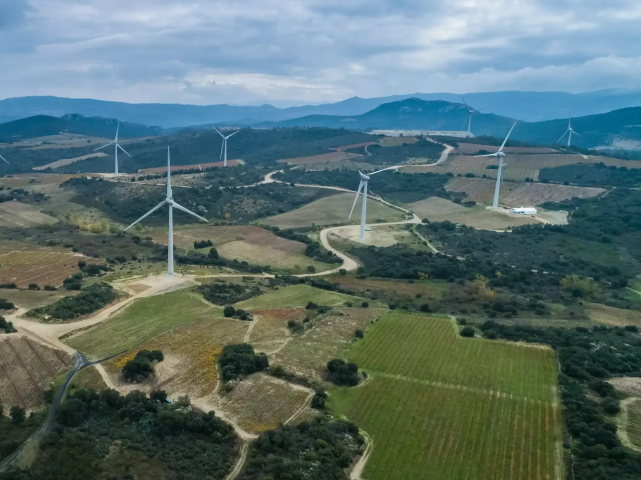Es werden mehrere Windräder des klimavest Windparks Fenouilledes in Frankreich abgebildet.pg