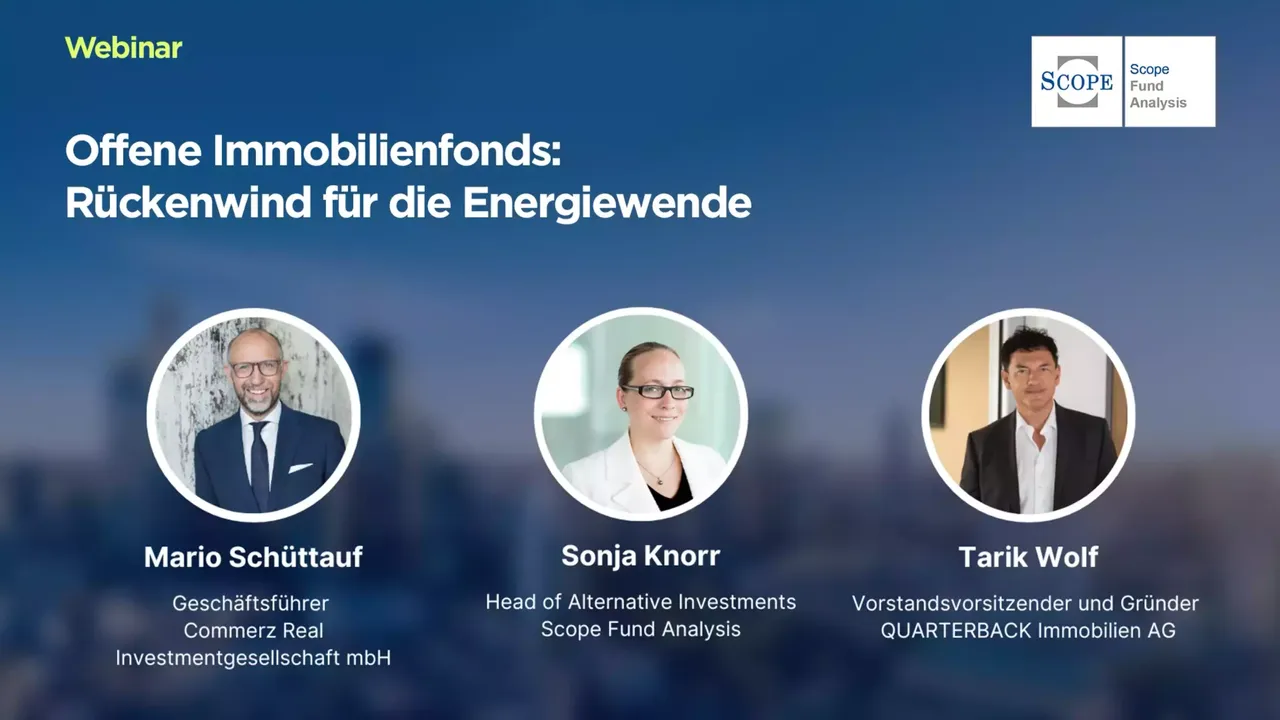 Es werden die Scope Webinar Protagonisten Mario Schüttauf von der Commerz Real, Christophe Hug von Tilia und Tarik Wolf von Quarterback dargestellt.