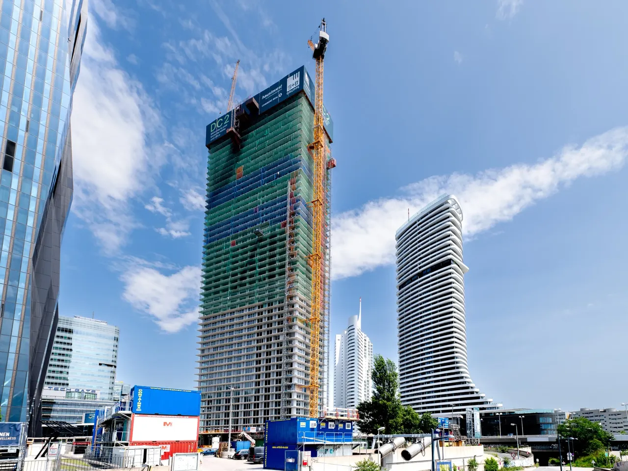 Es wird der Bautenstand des hausInvest Bauvorhabens DC 2 Tower in Wien dargestellt. 