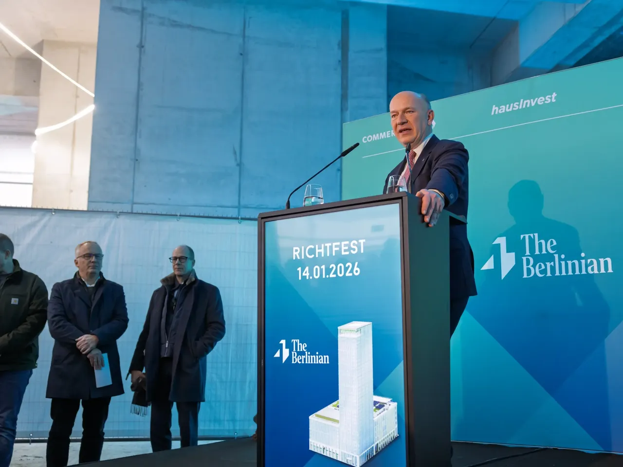 Es wird der Regierende Bürgermeister von Berlin, Kai Wegener, während seiner Rede auf dem Richtfest der 