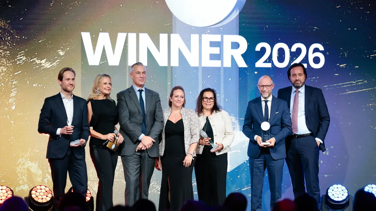 Es werden im Rahmen der Scope Award-Verleihung 2026 auf der Bühne mehrere Personen dargestellt, unter anderem Moderatorin Barbara Schöneberger und hausInvest Fondsmanager Mario Schüttauf.