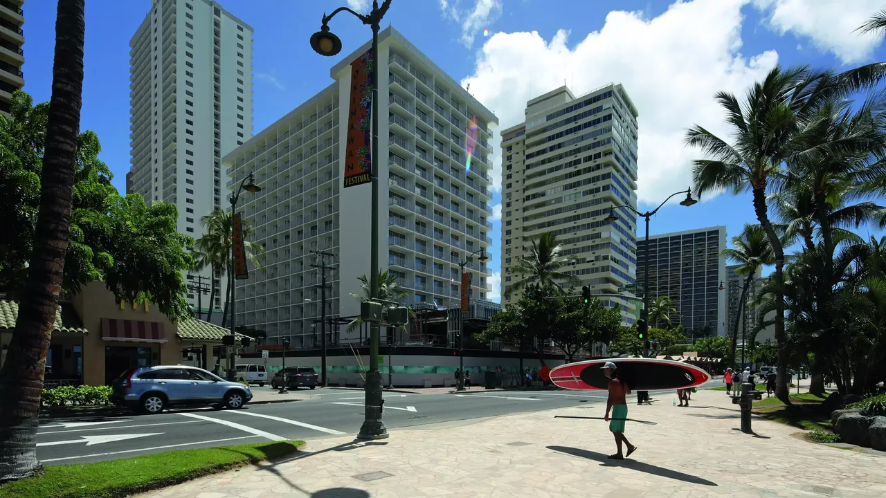 Außenansicht: Es wird die Fassade der hausInvest Immobilie Alohilaniresort auf Honolulu abgebildet