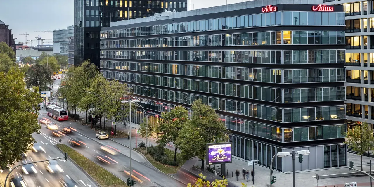 Außenansicht: Es wird die Fassade der hausInvest Immobilie Adina Hamburg Speicherstadt in Hamburg abgebildet