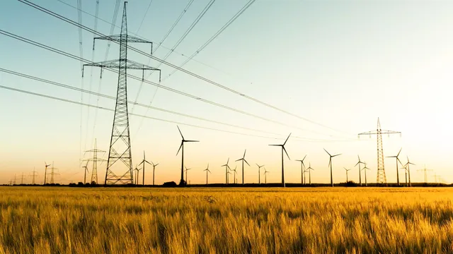 Strommasten, die den Strom von klimaVest transportieren