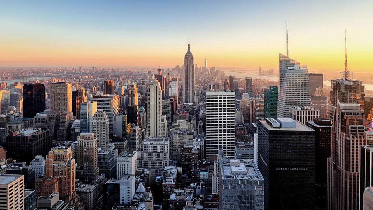 Außenansicht: Es wird die Skyline mit der hausInvest Immobilie 100 Pearl Street in New York abgebildet