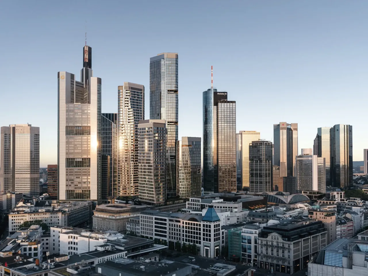 Es wird die Skyline von Frankfurt am Main dargestellt, im Zentrum ist das Stadtquartier FOUR Frankfurt zu sehen.